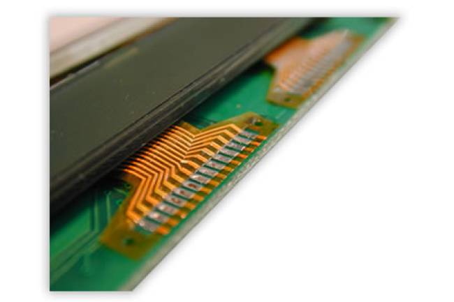 Bügellötung eines LCD auf einer Leiterplatte.